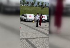 Kız arkadaşına, aynı marka ve model 8 otomobilin ön kaputlarındaki yazıyla evlilik teklif etti