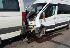 Öğretmenleri taşıyan 2 minibüs çarpıştı; 28 yaralı