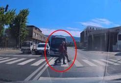 Minibüsüyle kırmızı ışıkta duran araçları geçip, yayalara rağmen yoluna devam etti