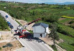 Yıkım kararı alınan bölgedeki çelik konstrüksiyon yapıyı vinçle taşıdı