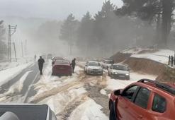 Çamlıyayla'da dolu; yollar kapandı