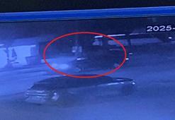 Kontrolden çıkan otomobil refüjdeki aydınlatma direğine çarptı: 2 yaralı