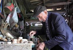 Samanlıkta tarım aletlerinin minyatürünü yapıyor