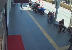 Polisin durdurduğu sürücü, arkadaşını ve motosikletini bırakıp kaçtı