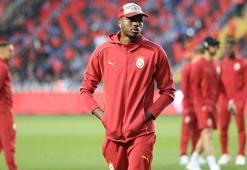 Trabzonspor ve Galatasaray oyuncuları zemini incelemeye çıktı