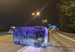 TEM Otoyolu İzmit geçişinde bariyere çarpan minibüs devrildi; 1 yaralı