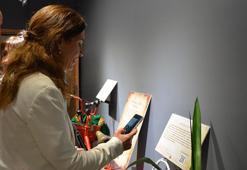 Ziyaretçiler, sergilenen kıyafetlerin hikayelerini karekod ile dinledi