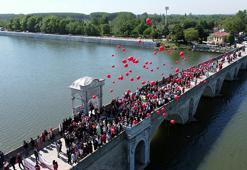 Meriç'te buluşan engelliler ve aileleri, farkındalık için gökyüzüne balon bıraktı