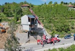Vinçle taşınan çelik konstrüksiyon evin sahibi: Amacım kurtarmak değil, hurdacıya satmaktı
