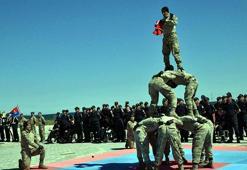 Temsili askerlik töreninde komandoların gösterisi ilgiyle izlendi