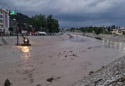 Kadirli'de sağanak yağış sele neden oldu