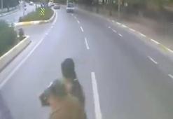 Esenyurt'ta TIR şoförü kırmızı ışıkta geçen yayaları son anda fark edip durdu