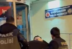 Metrobüs durağında uyuşturucu ticareti; otomatik silah ve 2 kilogram kokain ele geçirildi