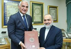 Kültür ve Turizm Bakanı Ersoy, İstanbul Mushafı'nı inceledi