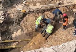 Toprak altında kalan işçinin arkadaşları tarafından kurtarılması kamerada