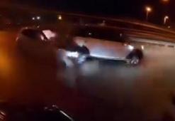 Kadıköy'de otomobile arkadan çarptı, motosikletli son anda kurtuldu; kaza anı kamerada