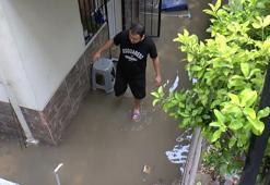 Bahçelievler'de binanın bodrum katındaki daireyi su bastı