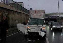 Beykoz'da arızalanan hafif ticari araca kamyonet çarptı; 2 yaralı