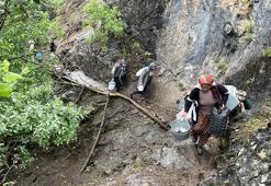 Yüksekova'da berivanların zorlu yayla yolculuğu başladı