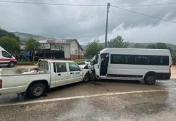 Bursa'da kamyonet ile yolcu minibüsü çarpıştı: 1 ölü, 2 yaralı
