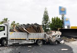 Sıcak asfalt yüklü kamyon, kamyonete çarpıp akaryakıt istasyonuna devrildi