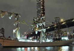 Meksika donanma gemisi Brooklyn Köprüsü'ne çarptı: 2 ölü, 19 yaralı