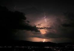 Hindistan'da yıldırım düşmesi sonucu 15 kişi hayatını kaybetti