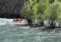 Munzur Nehri'nde akıntıyla sürüklenirken son anda suyun ortasındaki adacığa sığındı