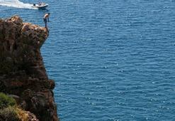 30 metrelik falezlerden denize tehlikeli atlayış