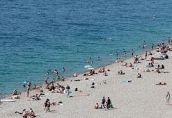 Antalya'da sıcak havayı fırsat bilenler sahile koştu
