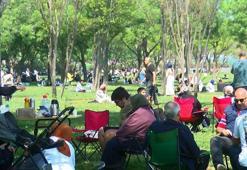 İstanbullular tatil ve sıcak havada parklarla sahillere akın etti