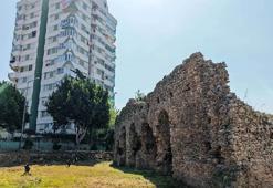 Lüks konutların arasında kalan tarihi hamam zamana direniyor