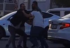 Arnavutköy'de iki sürücünün yol verme kavgası kamerada