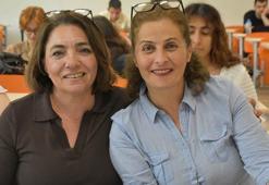 İki kadın 50'li yaşlarında hayalleri üniversitede