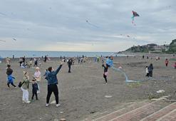Çocukların uçurtmaları ‘sağanağa’ takıldı