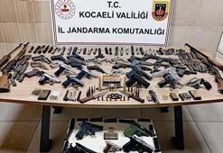 Ev ve iş yerinden ruhsatsız 14 tabanca ve 4 av tüfeği çıktı