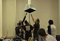 Üniversite kütüphanesinde kedi kurtarma operasyonu