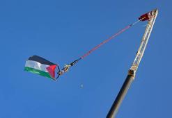 Bungee jumping yapan kişi 70 metre yükseklikte Filistin bayrağı açtı