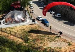 Ekstrem sporcusu Mertcan, arkadaşlarıyla oturduğu kafeteryadan evine paraşütle gitti