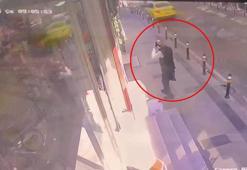 Küçükçekmece'de fenalaşıp yola düşen yayayı servis minibüsü ezdi