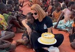 Veteriner teknikeri, doğum günü hediyelerini Afrikalı çocuklar ile paylaştı