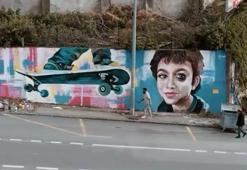Azerbaycanlı ressam, öldürülen Minguzzi'nin portresini ve kaykayını duvara resmetti