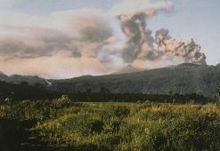 Endonezya'daki Dukono Yanardağı'nda patlama meydana geldi