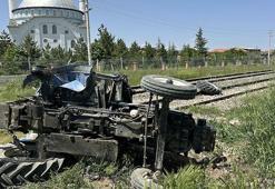 Hemzemin geçitte trenin çarptığı traktörün sürücüsü yaralandı