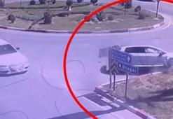 Hatalı sollama yapan otomobil refüje çarptı; kaza kamerada