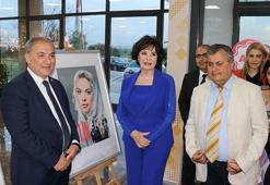 Hülya Koçyiğit, bahar şenliğinde öğrenciler ve huzurevi sakinleriyle, rol aldığı 'Gelin' filmini izledi