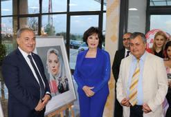 Hülya Koçyiğit, bahar şenliğinde öğrenciler ve huzurevi sakinleriyle, rol aldığı 'Gelin' filmini izledi