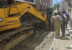 Bayrampaşa'da yol çöktü; 1 kişi mahsur kaldı