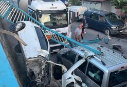 Otomobil, 3 metreden yan sokağa düştü; yaralanan olmadı