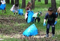 Minikler, çöp toplayarak doğayı 'tedavi ettiler'